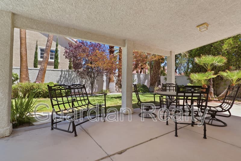 Henderson House: 1888 Woodhaven Dr