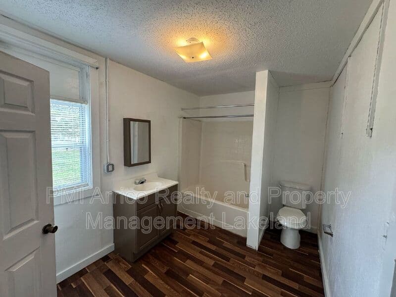 Lakeland House: 5608 Old Highway 37