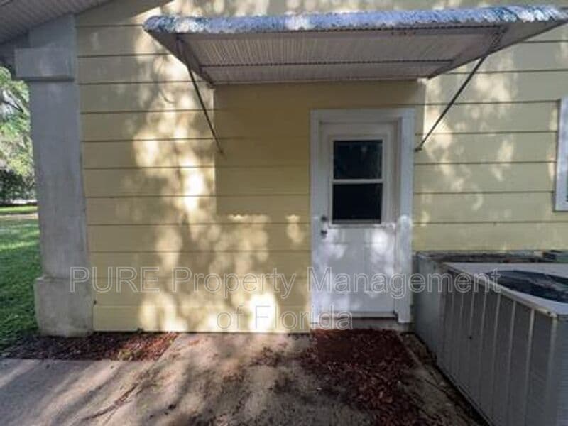 Ocala House: 595 NW 100th St