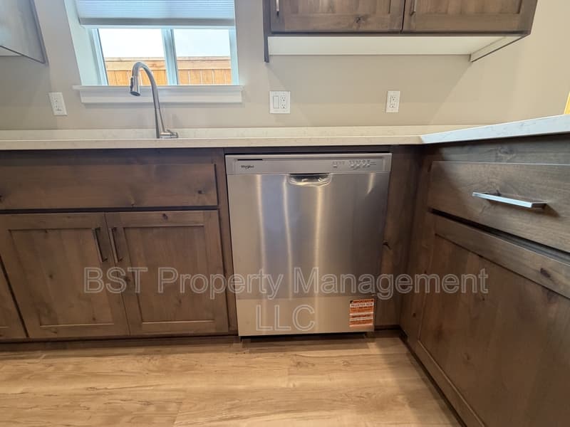 Keizer Townhome: 4035 Filbert St NE, Keizer, OR 97303