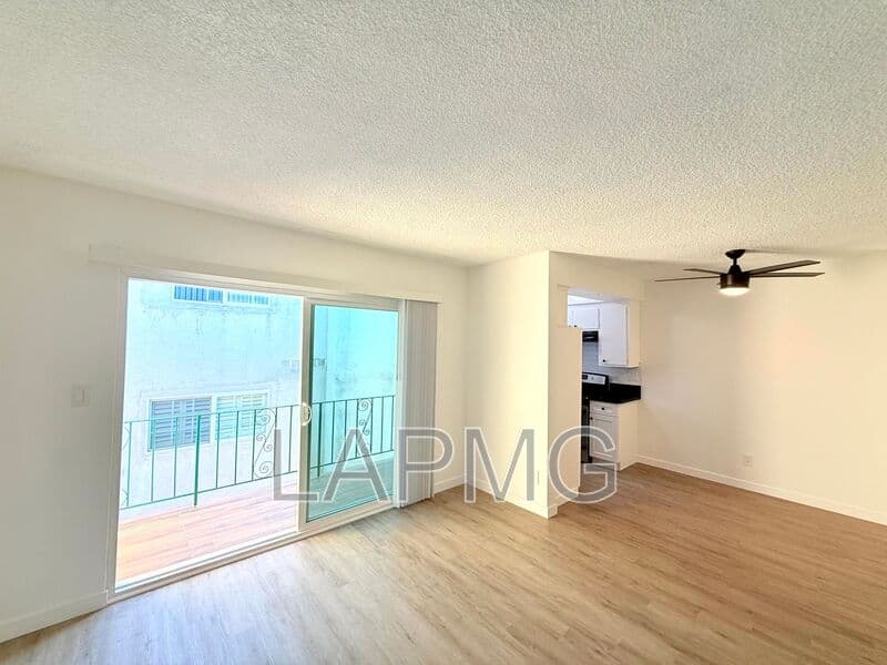 Los Angeles House: 1426 South Point View