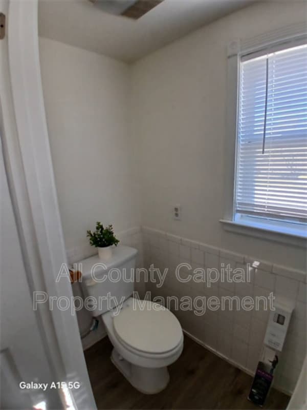 Lockhart House: 4889 North Hwy #183
