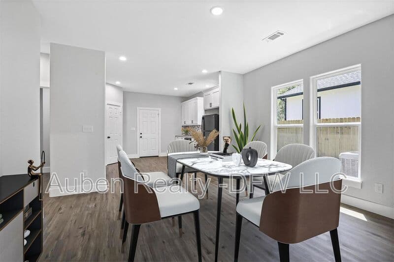 Denison House: 516 E Heron Street