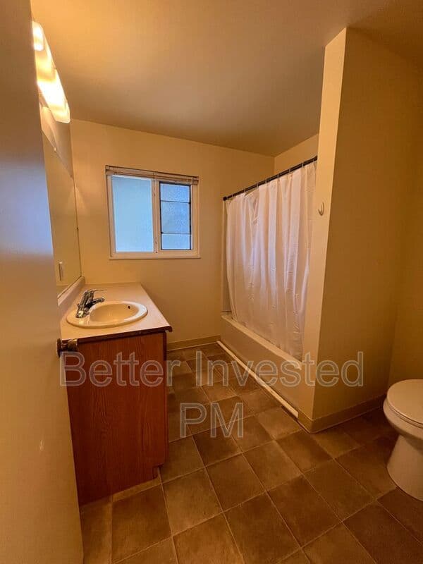Santa Rosa House: 925 Beaver Ln