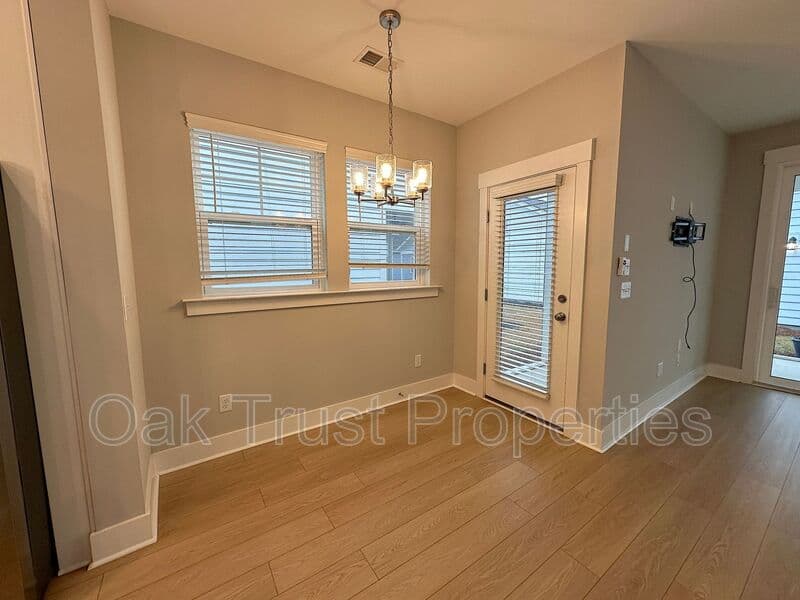 Summerville House: 651 Blueway Avenue