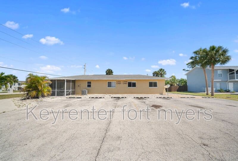 Fort Myers House: 13403 Pine Needle Ln