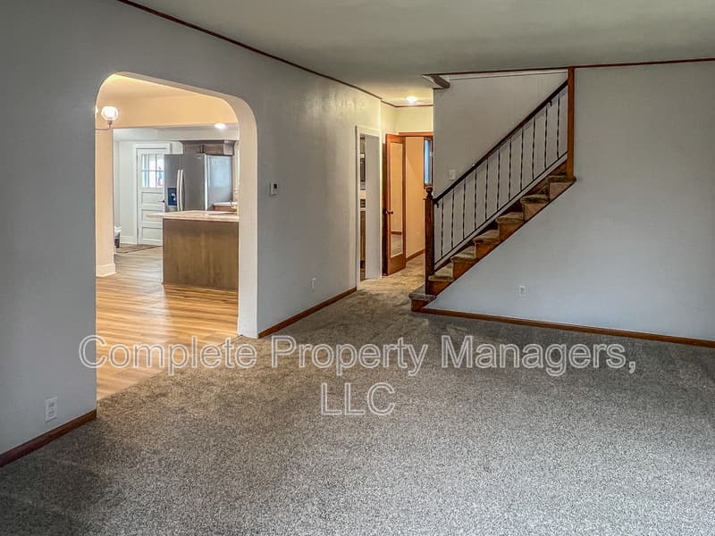 Owatonna House: 118 Franklin Avenue