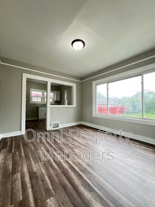 Detroit House: 19241 Moenart St
