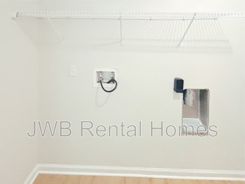 Jacksonville House: 2139 Sessions Ln