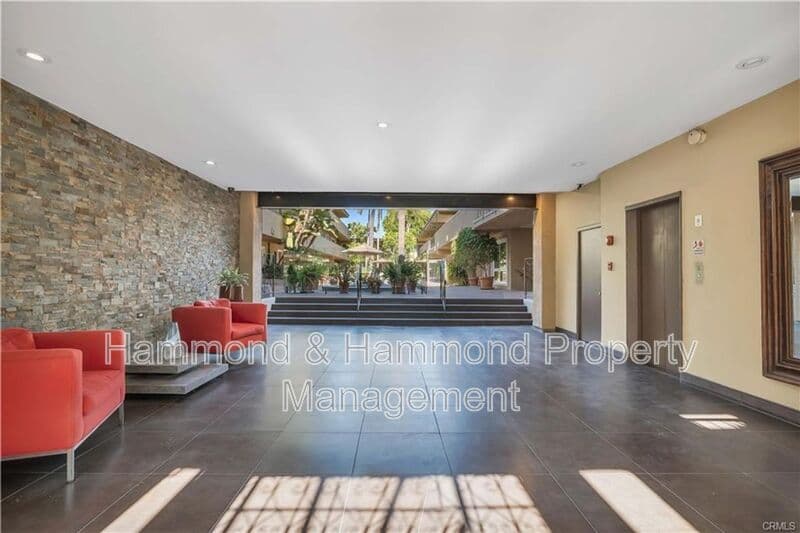 West Hollywood Condo: 970 Palm Ave.