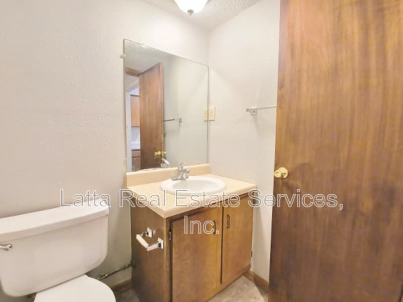 Independence Townhome: 18919 E Manor Dr