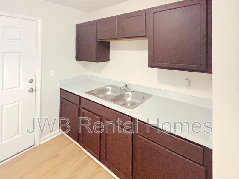 Jacksonville House: 2139 Sessions Ln