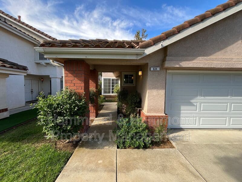 Simi Valley House: 634 Twin Peaks Ave.