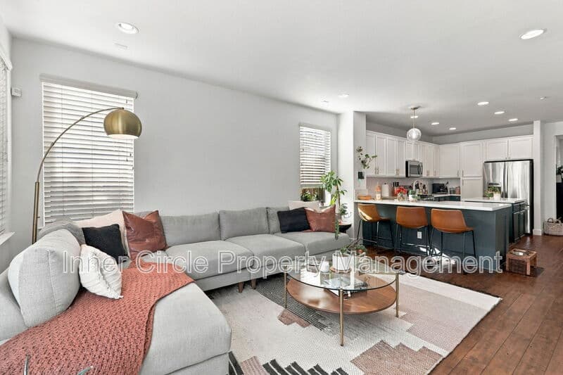 Brentwood House: 374 Olive Street