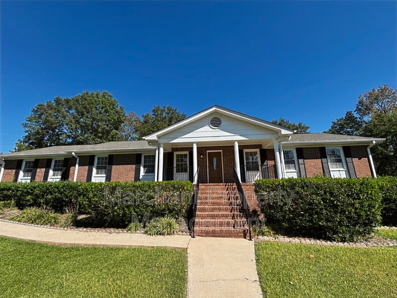 Travelers Rest House: 16 Farmington Trail