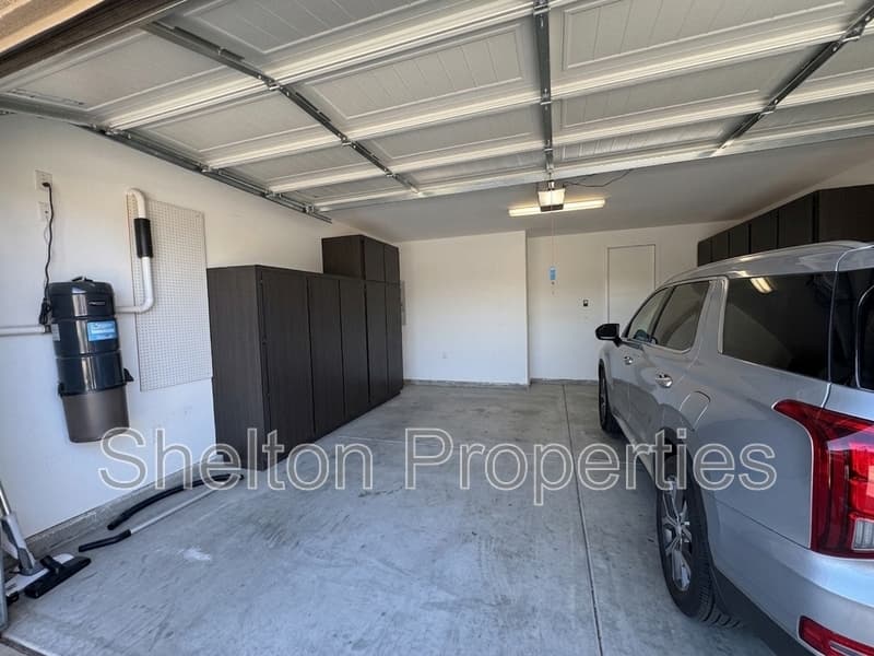 Avondale House: 10213 W Fairmount Ave