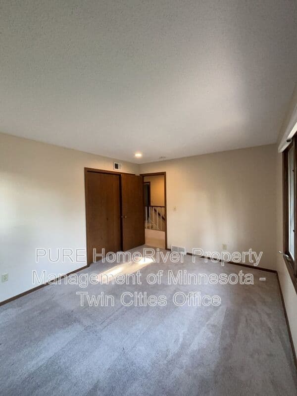 Edina House: 7420 Hyde Park Cir