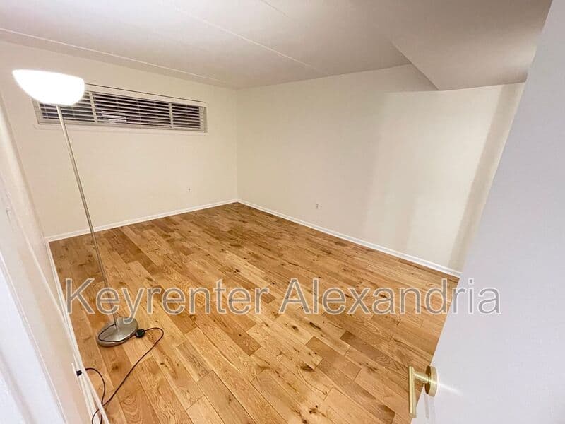 Alexandria Condo: 116 Roberts Ln