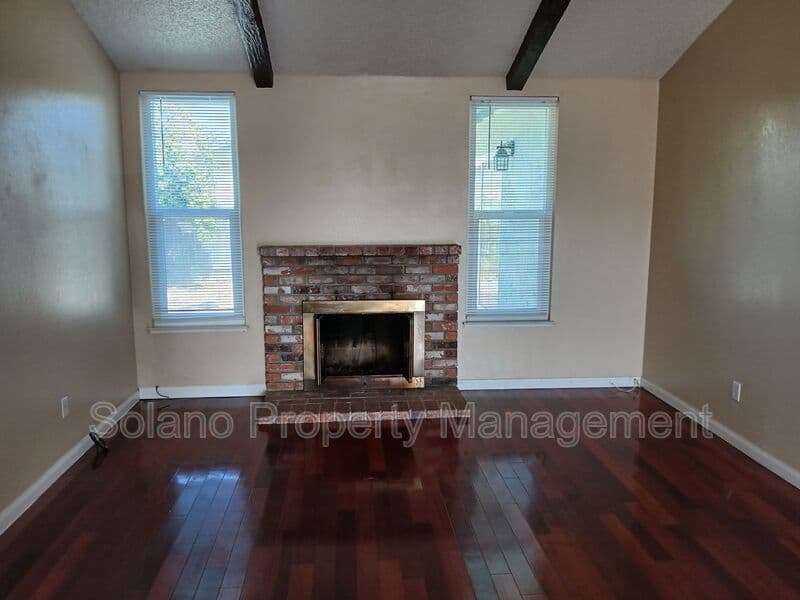 Vallejo House: 400 Mokelumne Drive