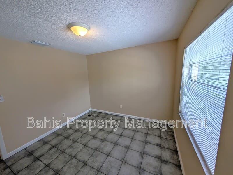 Tampa House: 3307 N 77th St