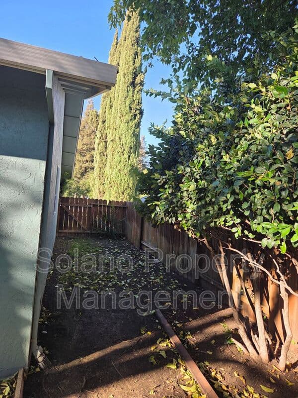 Fairfield House: 2827 Owens St