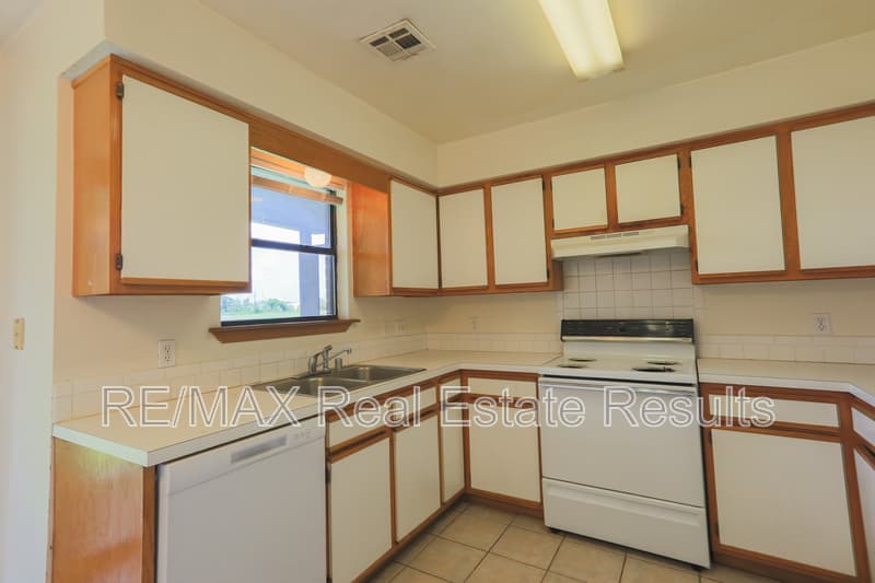Rogers Condo: 2223 W Roselawn St