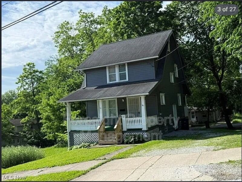 Akron House: 692 West Thornton Street