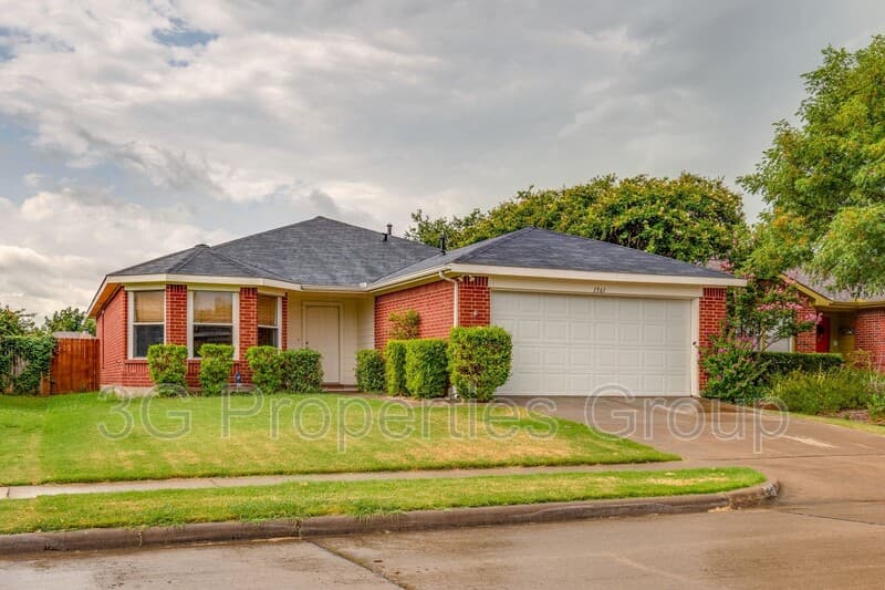 Little Elm House: 1561 Knottingham Drive