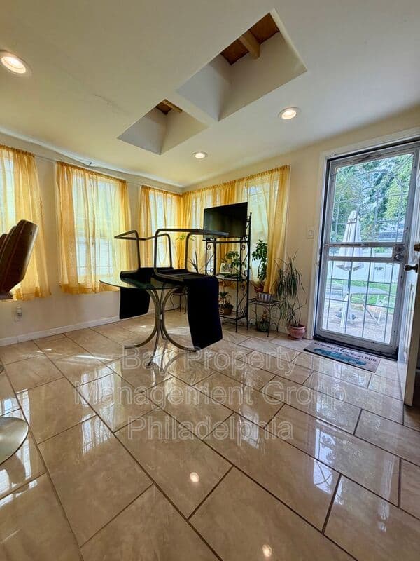 Philadelphia House: 6522 N American St