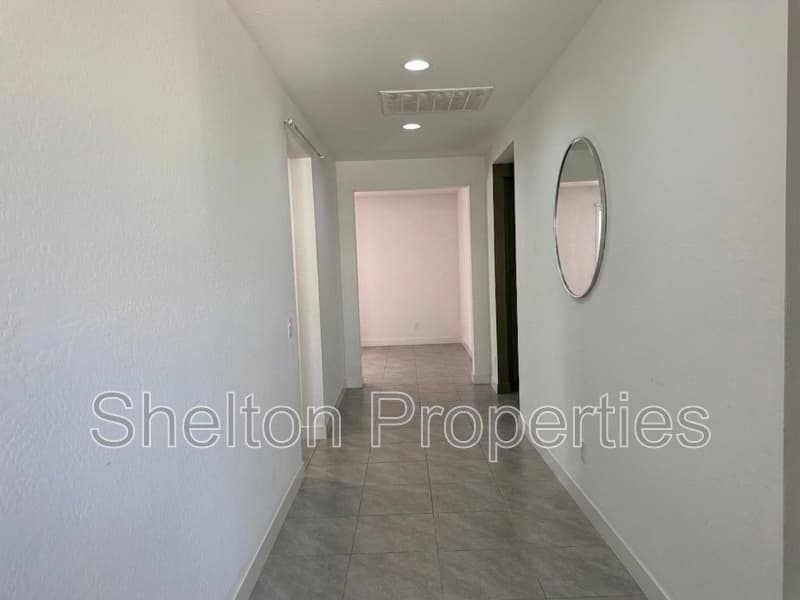 Avondale House: 10213 W Fairmount Ave