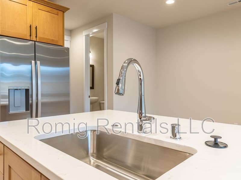Vancouver House: 18611 Northeast 44th Avenue