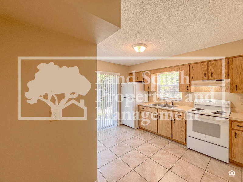 Lakeland House: 5827 Charlton Drive