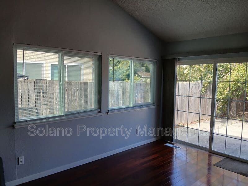 Vallejo House: 400 Mokelumne Drive
