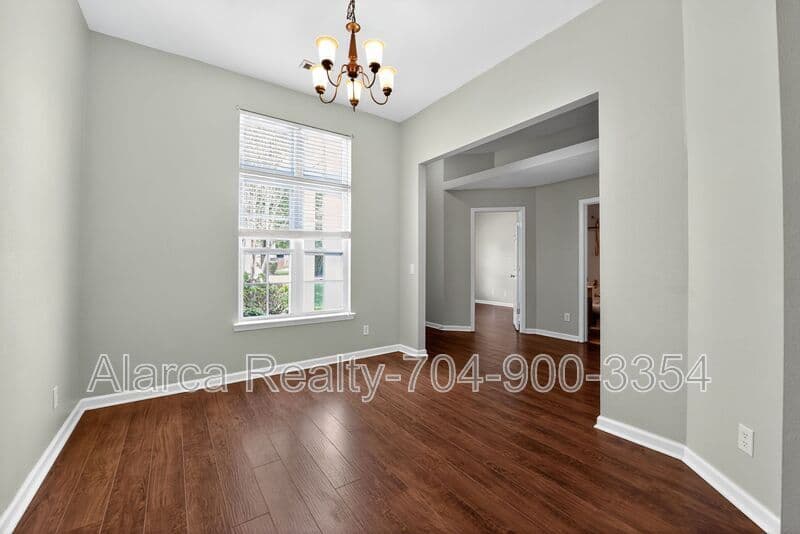Charlotte House: 11223 Dickie Ross Rd