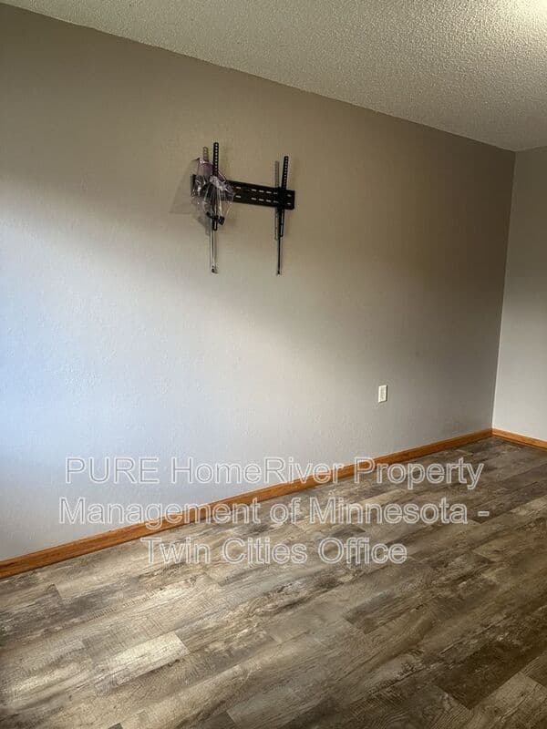 South Saint Paul Condo: 221 Grand Ave W