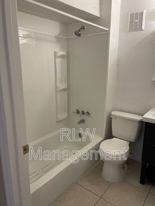 Eustis Condo: 206 Osceola Ave