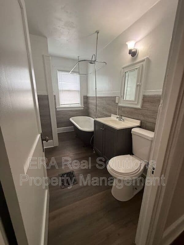 Columbus Condo: 121 North Oakley Ave.