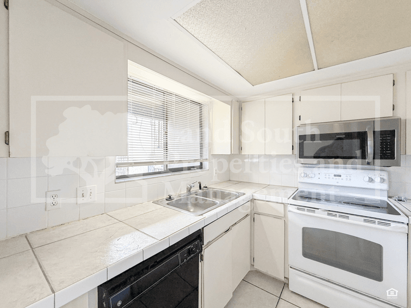 Lakeland House: 4948 Market Square