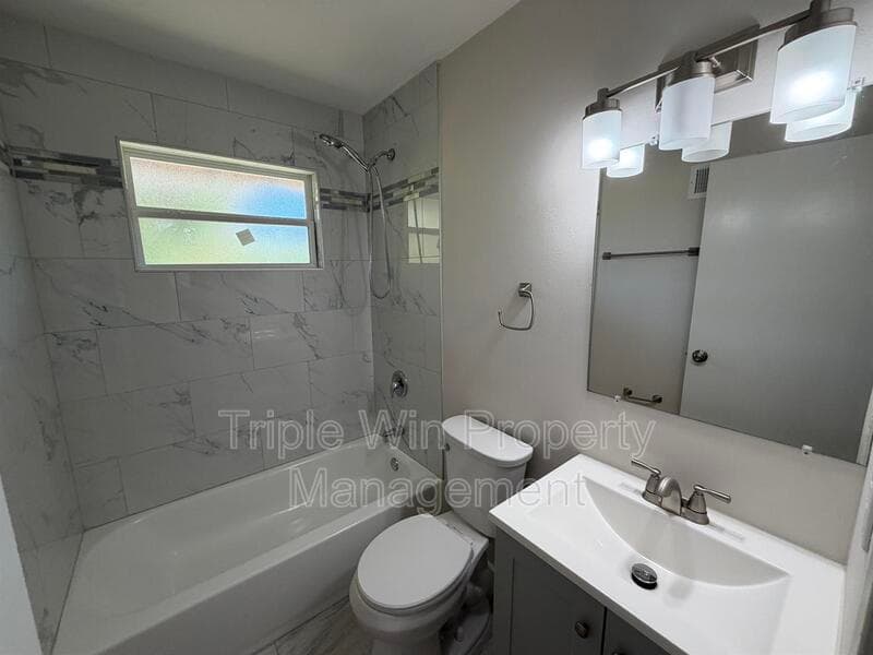 Saint Louis House: 10721 Corning Dr