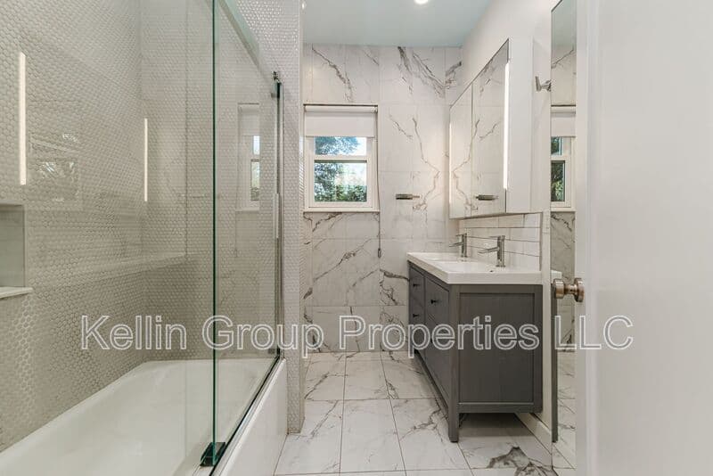 Lakeland House: 1203 Easton Dr