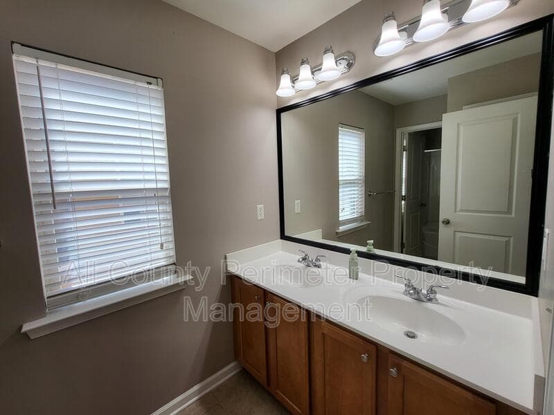 Acworth House: 915 Silver Lake Dr