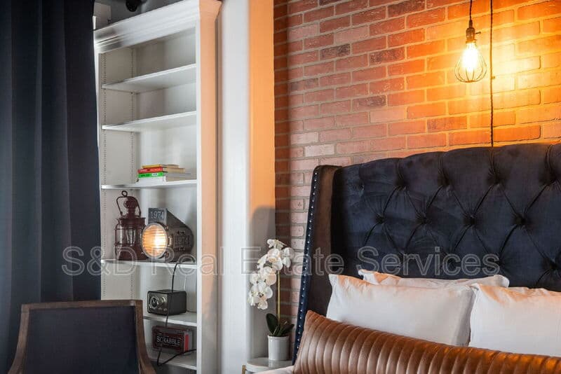 Lakeland House: 125 N Kentucky Ave