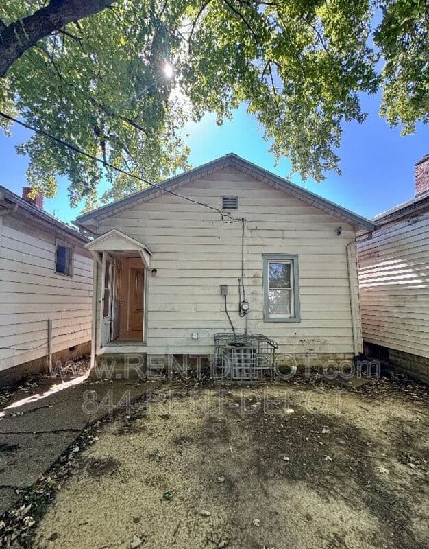 Evansville House: 656 E. Louisiana St.
