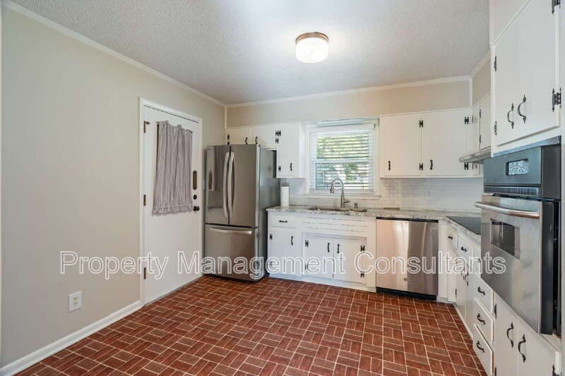 Huntsville House: 3200 West Helena Drive Northwest