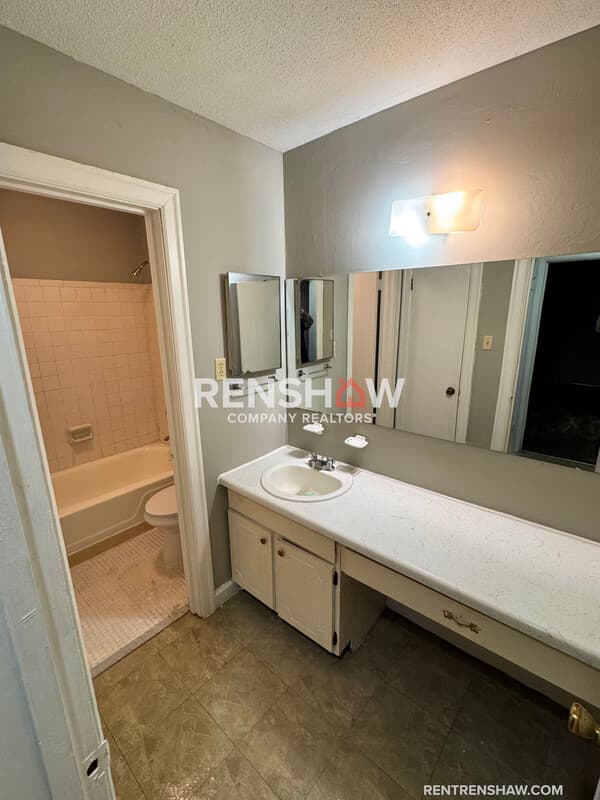 Memphis Condo: 3228 S Mendenhall Rd 2b