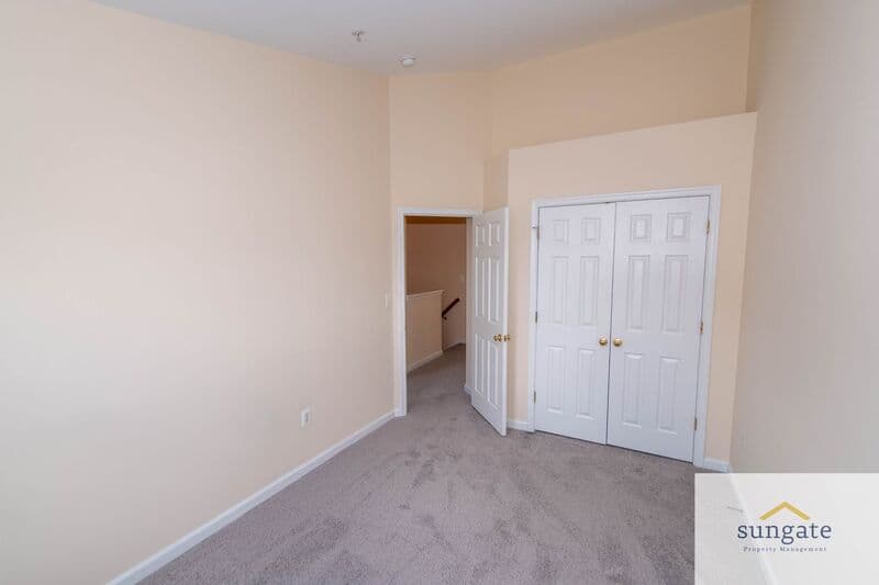 Rosedale Townhome: 11 Hallsdale Ct