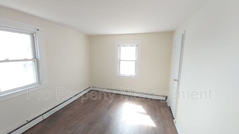 NEW MILFORD House: 125 RAILROAD ST