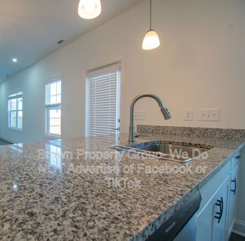 Raeford House: 157 Easy St