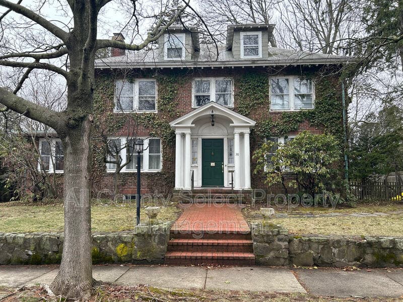 Beverly House: 38 Baker Ave