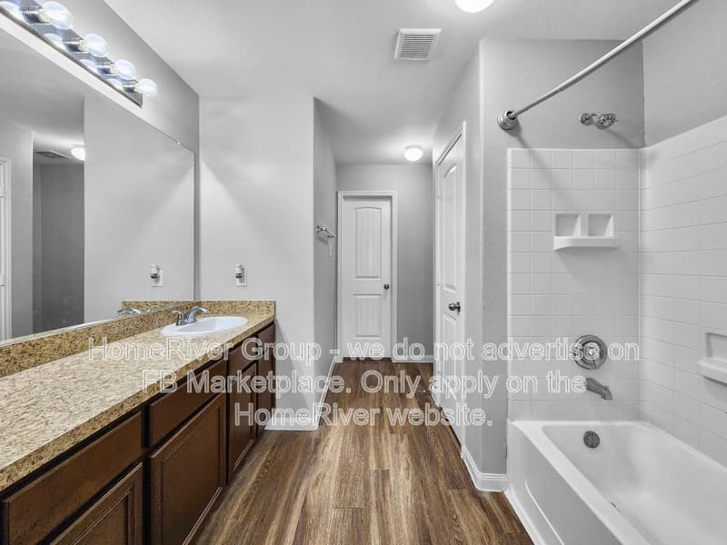 Houston House: 10311 Urban Oak Trl